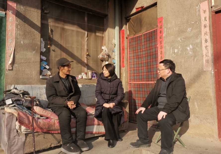 荥阳法院院长走访慰问困难群众